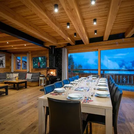 Large, Modern Chalet Close To The Slopes Hébergement de vacances *