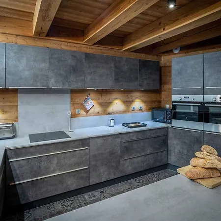 Large, Modern Chalet Close To The Slopes Huez